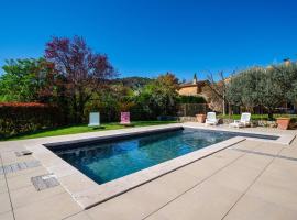 Gîte chaleureux au coeur du Luberon, avec piscine et sentiers de randonnée à proximité, Hotel in Villars
