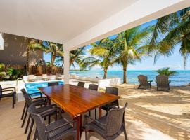 Oceanfront home with beach access pool balconies & waterfront hammocks - Villa Sol、トゥルムのホテル