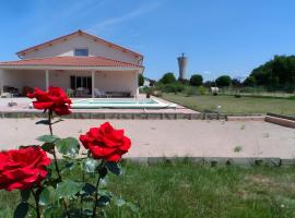Côté Campagne: Saint-Germain-Lespinasse şehrinde bir otel