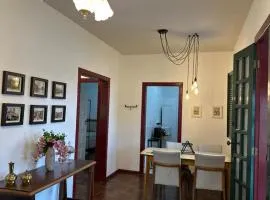 2 Quartos-casa toda-50 M área central e histórica
