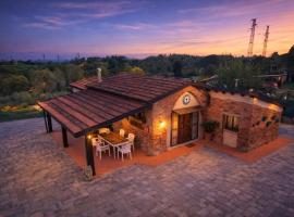 Il Casale di Lucullo-Holiday Home with Pool and Spa-, hotel em Lucignano