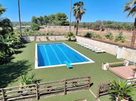 Villa Dany with pool, hotel a Villa Castelli
