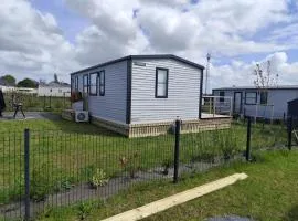 mobil home Num 4 , se situant dans un parc de résidence de loisir proche de la mer