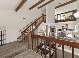 Modern & Elegant 3BR Home Steps from NRG Stadium & Texas Medical Center, hotel a Houston