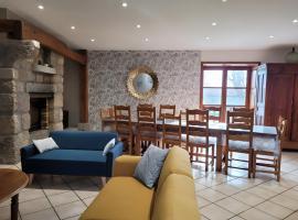 Gîte Du Platane - 14 Personnes, hotel a Grazac