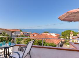 Appartamento con vista mare Chiessi, hotel a Chiessi