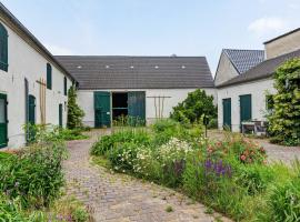 Vierseitenhof mit Pool, hotelli kohteessa Ziesar