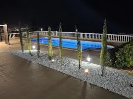 Villa 4-bedroom with cool sea views