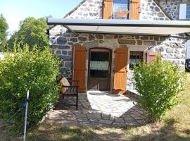 Tiny Cantalou, hotel i Saint-Martin-sous-Vigouroux