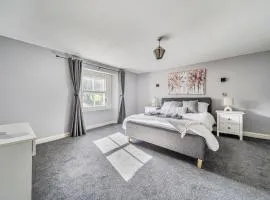 Cosy Apartment above Village Pub