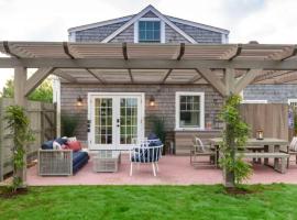 Luxury Nantucket Getaway Hot Tub, hotel di Nantucket