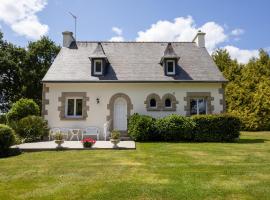 Maison familiale terrasse et parc, hotel i Plouisy