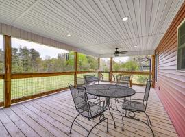 3 Mi to Nolin Lake Boat Ramp! Family Home w/ Deck, hotel v destinaci Mammoth Cave