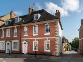 Warwick Centre Townhouse Castle views