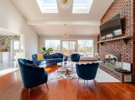 Serene Private Home, Light-Filled, Hot Tub, Deck, khách sạn ở Chester