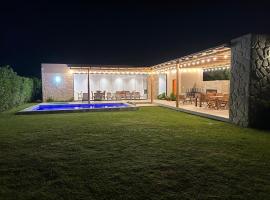 Acogedora casa de campo con piscina y jacuzzi، فندق في سان فيسينتي دي كانيتي