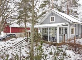 Holiday Home Aurinko vanaja by Interhome โรงแรมในเลมปาลา