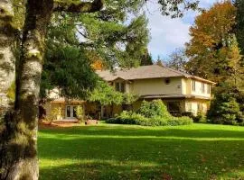 Cedar Wood Lodge Bed & Breakfast Inn