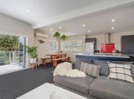 Wharf Landing - Harbour View with Sunny Balcony, Walk to Town