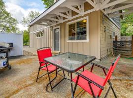 Patio & Game Room! Cozy Studio Near Oregon Caves, hotel i Cave Junction