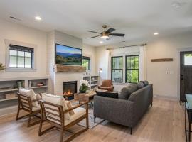 Kings Creek Cottage · Kings Creek Cottage Downtown, готель у місті Бревард
