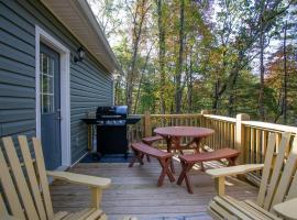 BKs Hideaway · BK's Hideaway, with fire-pit and bike storage, hotel di Pisgah Forest