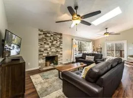 Hilltop Retreat · Large Home with Mountain Views, sleeps 10