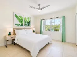 Beautiful Family Town Home, Walk to beach, Sleeps 6