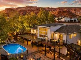 Exclusive Retreats 6 Bedroom 6 Bath Desert Paradise with Private Heated Pool