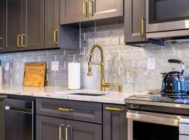 Charming Ptown Condo - Walk to Beach, Parking, AC, מלון בפרובינסטאון