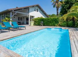 Jolie Maison Landaise Avec Piscine, готель у місті Лабенн