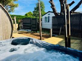 Bungalow Balnéo Jacuzzi, Hotel in Erquy