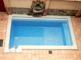 Casa rural con piscina Los Cortinales, Hotel in La Zarza