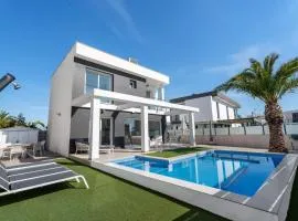 Casa Bos Palm Tree Villa with Pool