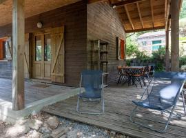 Chalet Orange - Piscine Partagée: Darbres şehrinde bir otel
