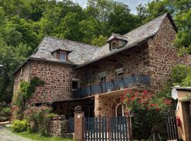 Gîte Le Pressoir domaine de jouani โรงแรมในVillecomtal