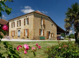 Le Guitou de Monlezun โรงแรมในMonlezun