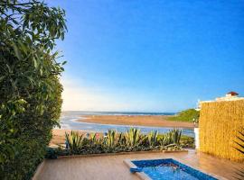 Villa with pool and beach access, hotel a Ben Slimane
