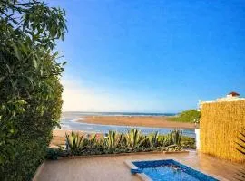 Villa with pool and beach access