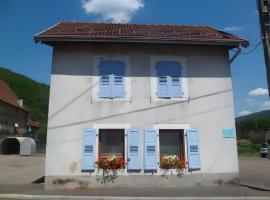 Charmante Maison Les Volets Bleus, Hotel in Servance