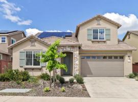 Monthly or Daily Stay in Spacious 4BD for Family or Work with Outdoor backyard and BBQ grill, hotel di Folsom