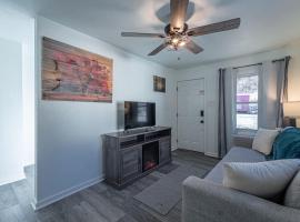 Cozy Lux Cabin Near Pipestem & Bluestone Parks Sleeps 4, Hotel in Pipestem