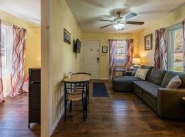 Quaint Cabin By The Creek Privat, Hotel in Pipestem