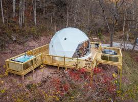 Romantic Geodesic Dome Hot Tub Under the Stars, Hotel in Pipestem