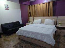 Warner Hotel, hotel em Tema