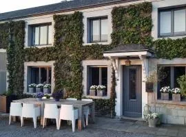 Charming Garden Holiday Home for 6