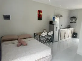 Prestige Apartments B - Affordable Studio Near Sambil Shopping Mall with Fast WiFi