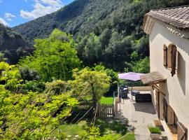 Maison en Cevennes, hotel i LʼEstréchure