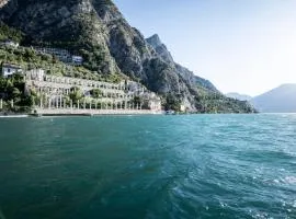 Ca dela Nua front lake