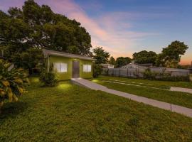 Miami Tree House Renovated Beach Jacuzzi, khách sạn ở Miami